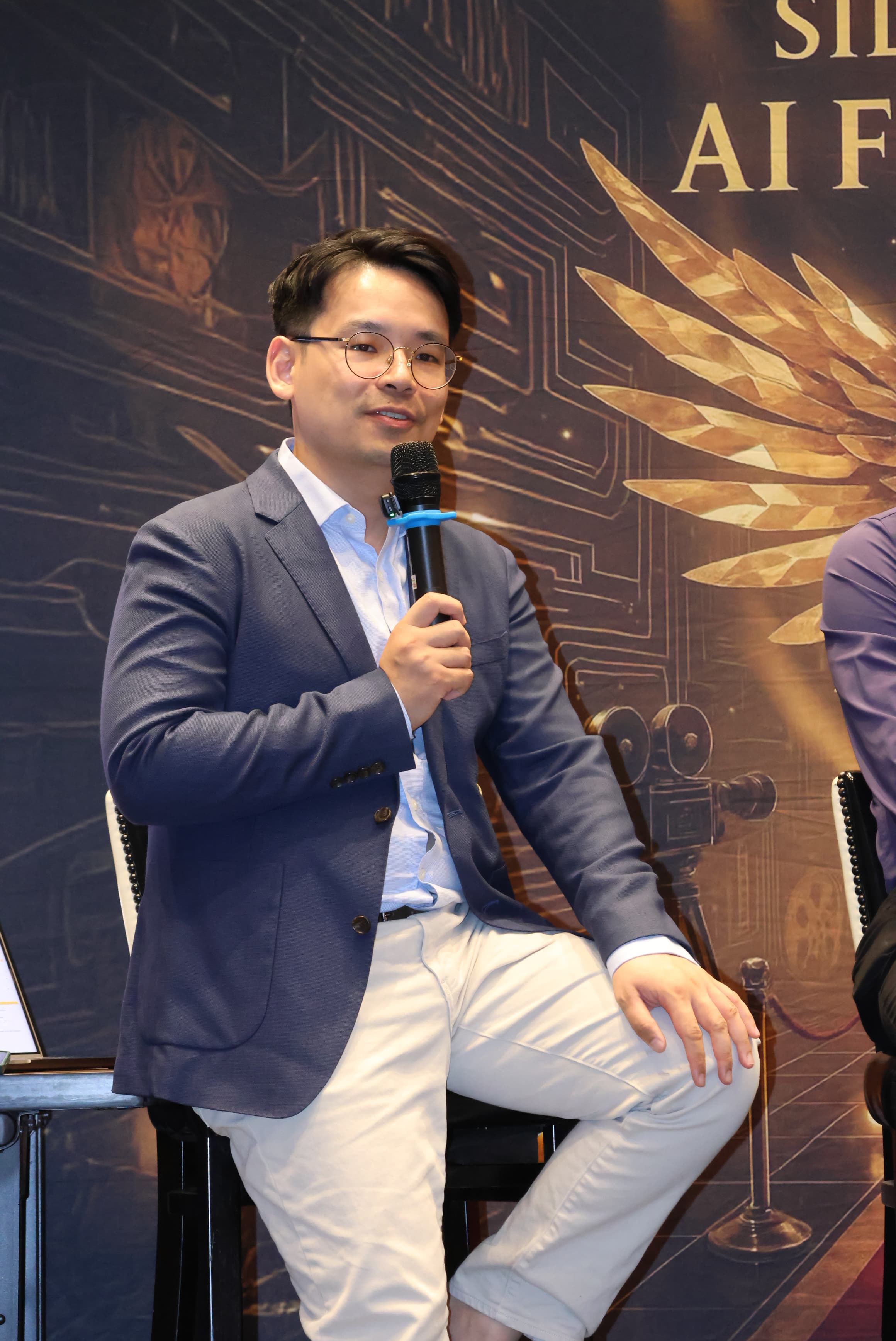 Jesse Qin speaking at an AI founder event